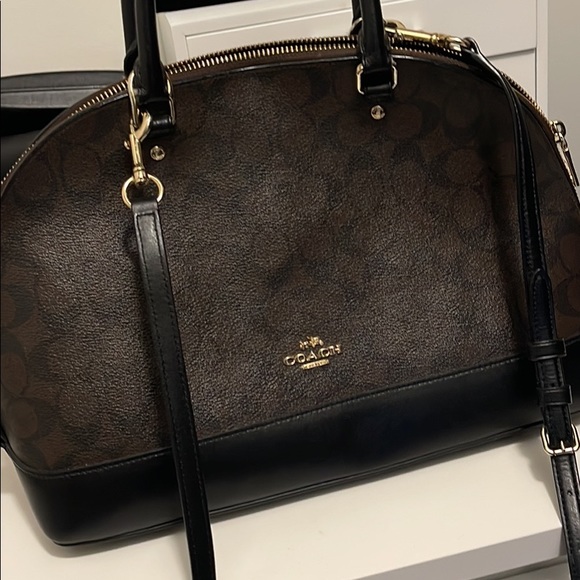 Coach bag the one handle has wear on it not sure if it can be fixed - Picture 2 of 4